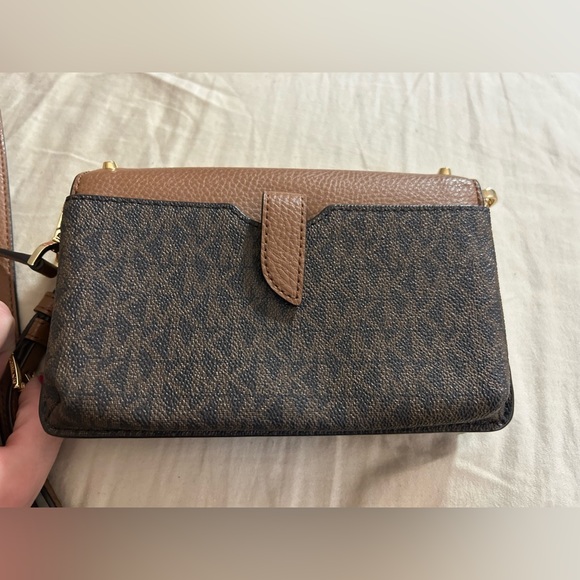 Micheal Kors Small studded Faux Leather and logo smartphone crossbody - Picture 7 of 8